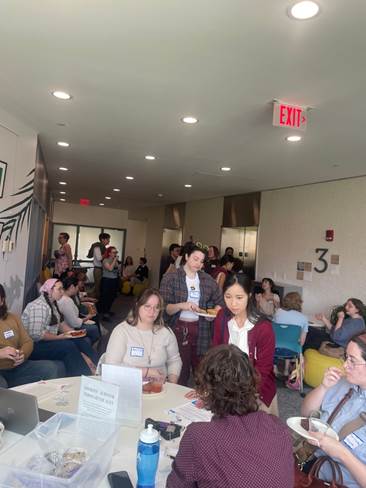 Incoming SLIS Students chatting at the Kickoff Event 